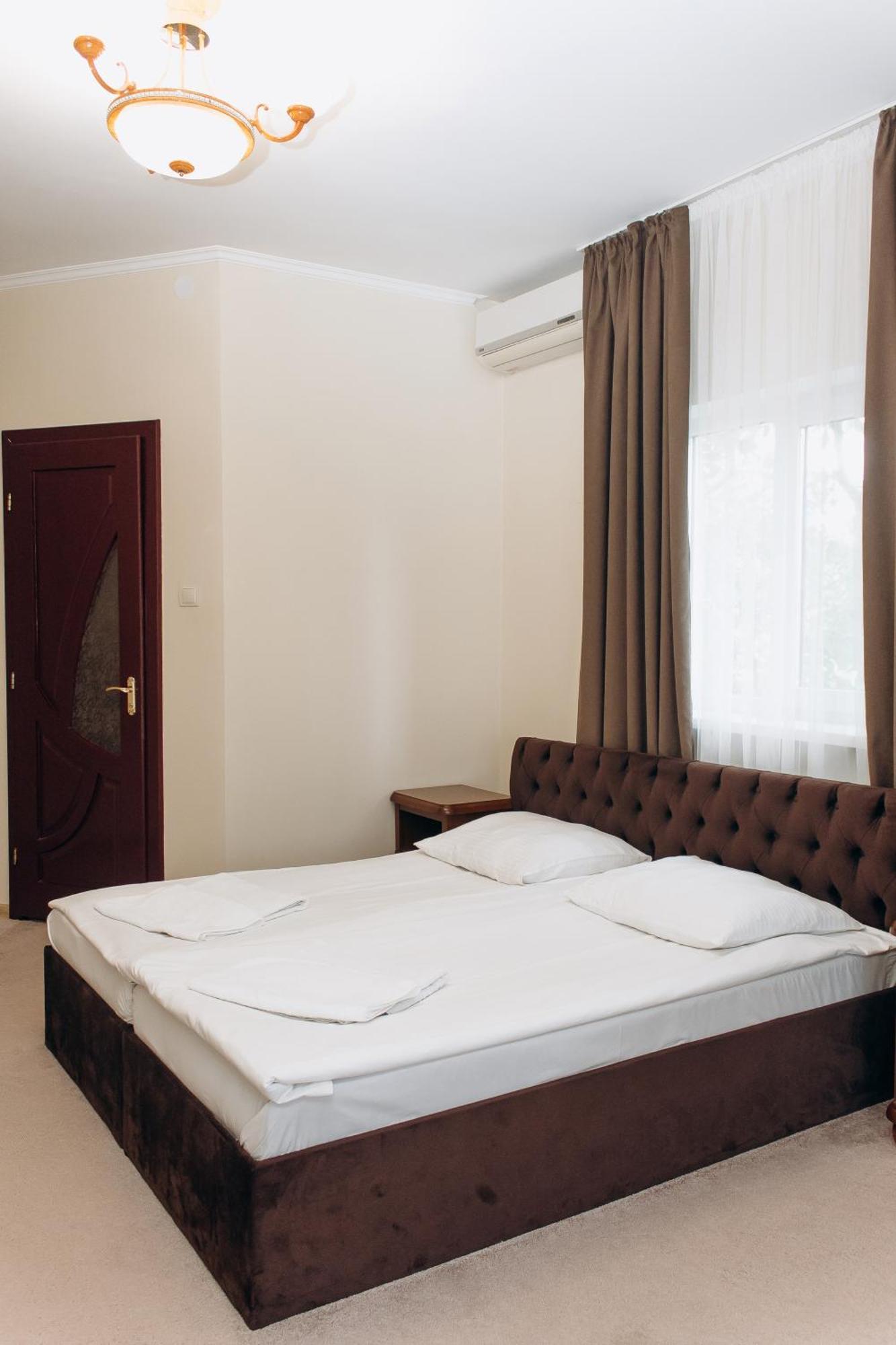 Eduard Hotel Ungvár Kültér fotó